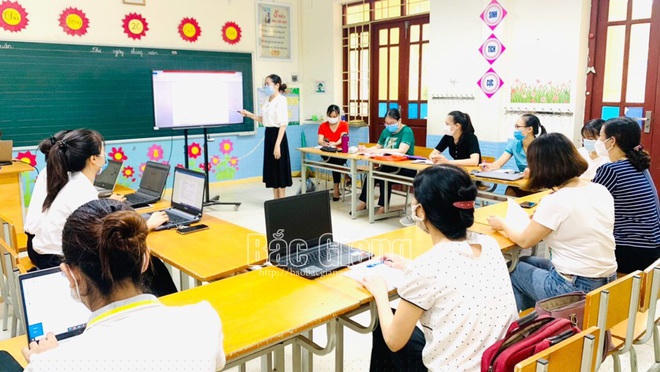 Giáo viên Trường Tiểu học Dĩnh Trì (TP Bắc Giang) sẵn sàng các điều kiện dạy học trực tuyến