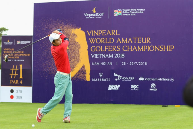 Cựu danh thủ Nguyễn Hồng Sơn so gậy c&ugrave;ng vợ chồng nhạc sĩ Minh Khang tại Vinpearl Golf Nam Hội An