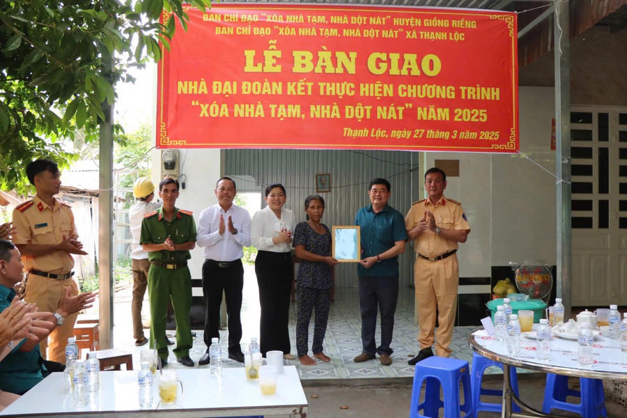 Ban Chỉ đạo trao quyết định sử dụng căn nhà cho bà Thị Đào