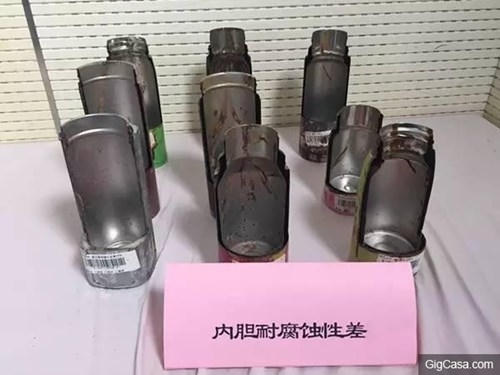 Hình ảnh cho thấy lớp giữ nhiệt chứa hóa chất độc hại bên trong các loại bình giữ nhiệt của Trung Quốc.