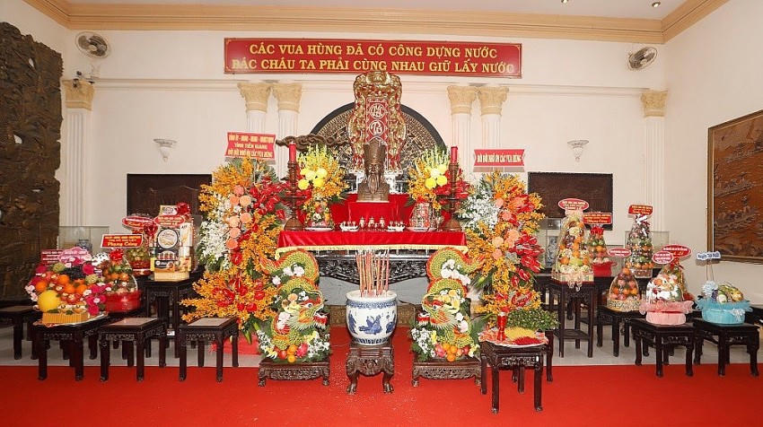 Bàn thờ Vua Hùng được trang trí uy nghiêm tại Bảo tàng Tiền Giang. Ảnh: Xuân Uyên