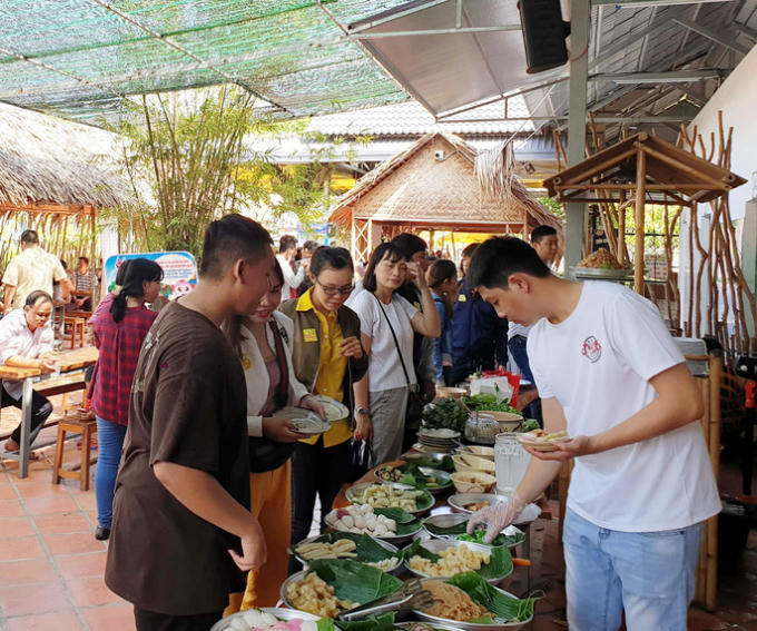 Một số món bánh dân gian được trưng bày tại Khu ẩm thực làng bột Sa Đéc