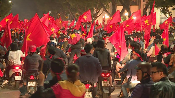 Dòng người hò reo trong niềm vui chiến thắng suốt cả đêm, Hà Nội dường như đẹp nhất đêm qua...