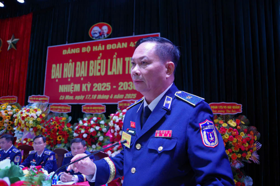 Thiếu tướng Nguyễn Văn Dũng – Bí thư Đảng ủy, Chính ủy Bộ Tư lệnh Vùng Cảnh sát biển 4 phát biểu chỉ đạo tại Đại hội