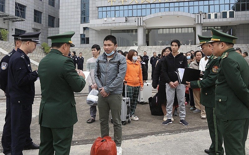 Lực lượng chức năng Việt Nam tiếp nhận công dân xuất cảnh trái phép do lực lượng chức năng Trung Quốc trao trả.