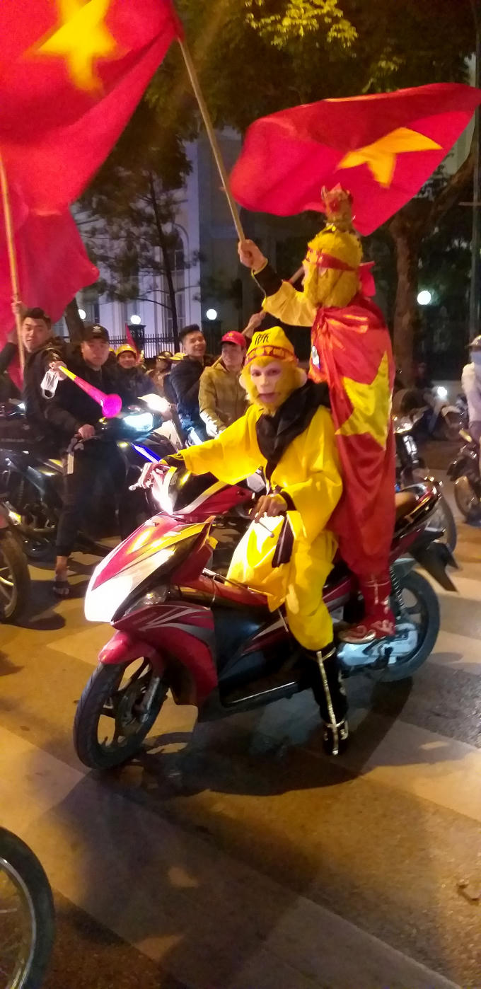 Hai cổ động viên hóa trang thành nhân vật Tôn Ngộ Không (lão Tôn) xuất hiện đã thu hút sự chú ý của người hâm mộ.