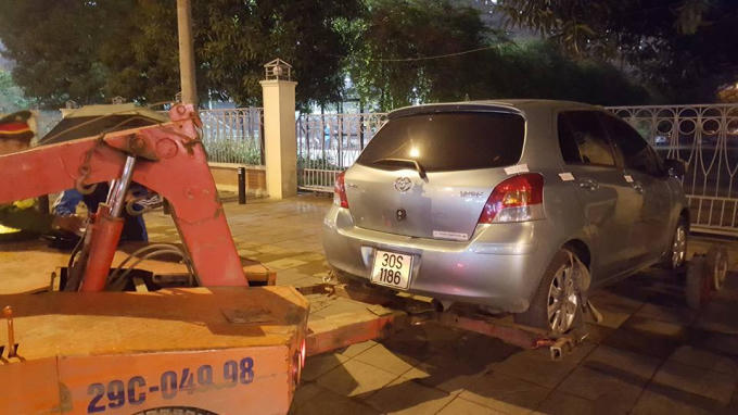 Vào tối qua 9/3, một số xe ôtô đỗ trên vỉa hè thuộc quận Cầu Giấy bị lực lượng chức năng lập biên bản và kéo xe về phường giải quyết vụ việc.