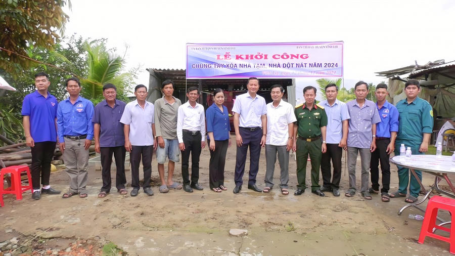Ông Trương Thanh Nhã - Bí thư Huyện ủy Vĩnh Lợi (thứ 7, từ phải sang), cùng các cấp lễ khởi công chung tay xóa nhà tạm, nhà dột nát năm 2024.