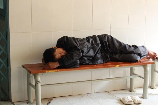 Tranh thủ chợp mắt trong lúc chờ đợi.