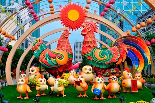 Đường hoa Nguyễn Huệ năm nay sẽ khai mạc vào lúc 19h ngày 25/1 (tức 28 tháng Chạp). Sau đó sẽ mở cửa cho người dân vào tham quan, vui chơi kéo dài đến 22h ngày 31/1 (tức mùng 4 Tết). Trong ảnh: Đại cảnh “Xuân sum họp” ở đường hoa khắc họa hình ảnh gia đình gà đầm ấm, sung túc, sum vầy, biểu tượng linh vật của năm Đinh Dậu được đặt ở vị trí trung tâm. Chú gà trống cao 3.5m, gà mái 2.8m và 15 chú gà con cao 0,6m.