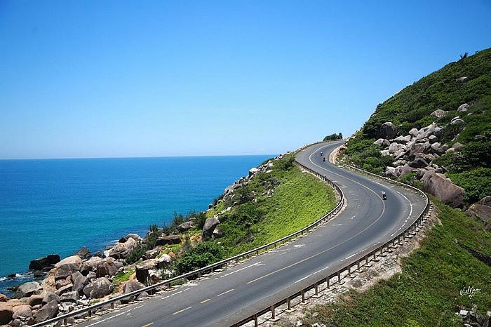 Hệ thống đường bộ ven biển nước ta có tổng chiều dài khoảng 2.838km, được hình thành trên cơ sở kết hợp giữa các tuyến quốc lộ và các tuyến đường địa phương.