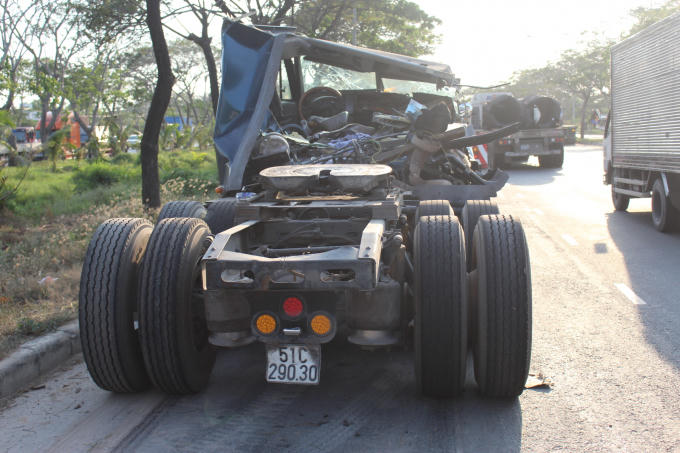 Cabin xe đầu kéo bẹp dúm sau tai nạn.