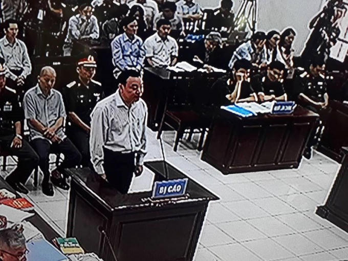 Phùng Danh Thắm tại tòa.