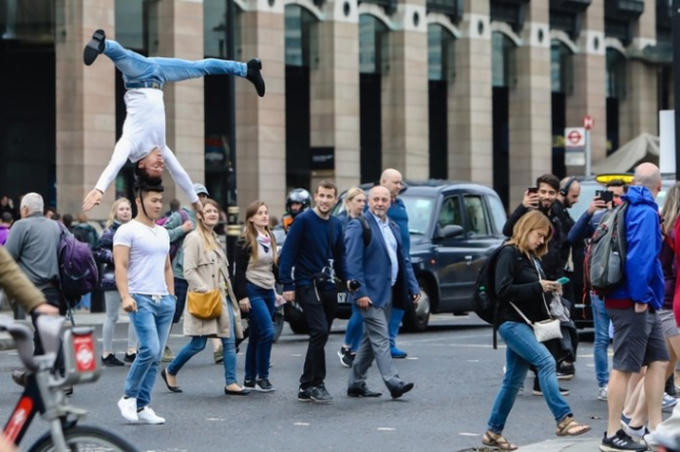 Đối với anh em, đây cũng là lúc quảng bá nghệ thuật xiếc Việt với người dân Anh.