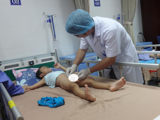Một bệnh nhi đang điều trị sùi mào gà ở Bệnh Da liễu Trung ương ( Ảnh Ng.Nga)