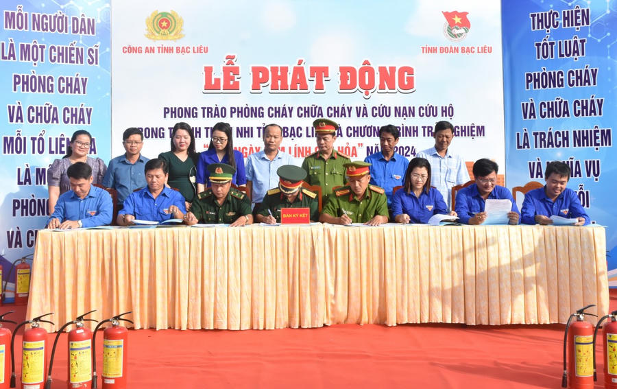Các lực lượng ký kết phát động phong trào phòng cháy, chữa cháy và cứu nạn, cứu hộ.