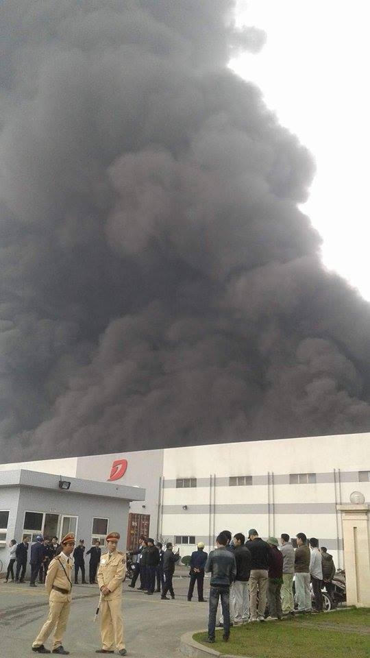 Đám khói bốc cao ngợp trời.