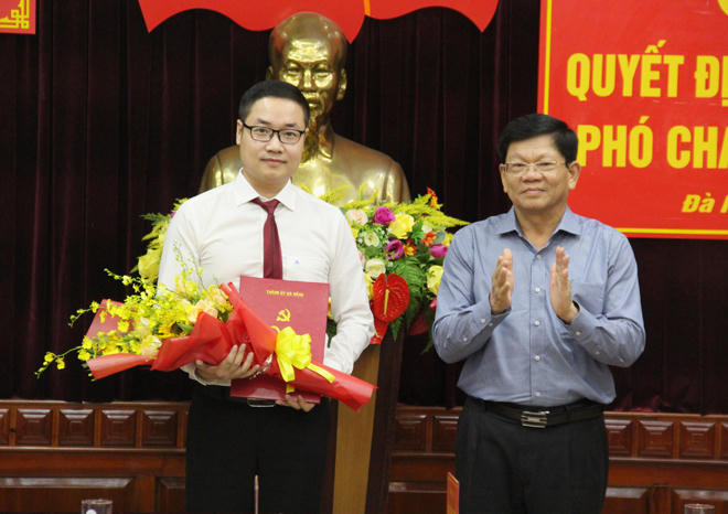 Ông Nguyễn Lê Mậu Cường (trái) giữ chức phó Chánh Văn phòng Thành uỷ Đà Nẵng. Ảnh: Báo Đà Nẵng.