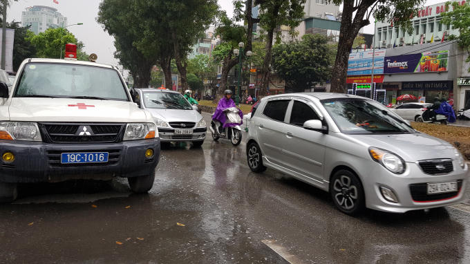 Nhiều phương tiện đỗ chình ình giữa đường, gây bức xúc đối với người tham gia giao thông.