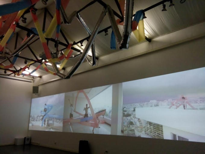 2 video được trình chiếu và sắp đặt được trình bày trên trần nhà.