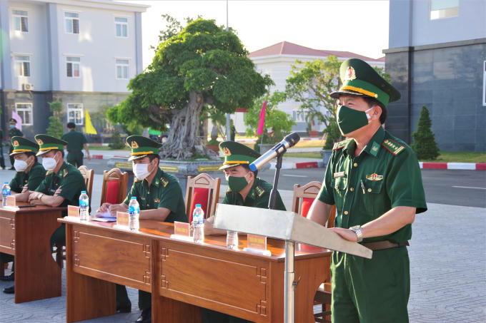 Đại tá Trần Văn Trường, Phó chỉ huy trưởng Bộ Chỉ huy BĐBP tỉnh Bà Rịa – Vũng Tàu biểu dương và ghi nhận những thành tích các quân nhân đã đạt được.