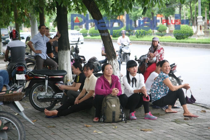 Thời tiết hôm nay khá mát mẻ như ủng hộ cho thí sinh và các phụ huynh.