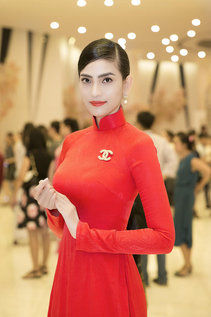 Là 1 trong những thành viên BGK, Trương Thị May ngay khi xuất hiện đã tạo được sự chú ý bởi vẻ đẹp mặn mà và sự lựa chọn trang phục “không thể chuẩn xác hơn” với tà áo dài tha thướt.