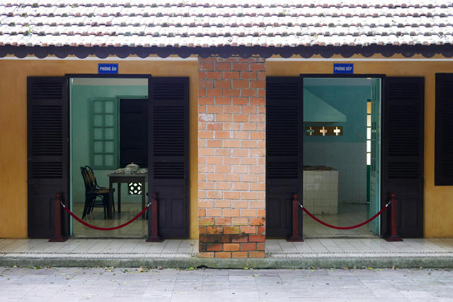 Khu nhà bếp, phòng ăn được bố trí tách biệt phía sau "Nhà sàn". Sau gần nửa thế kỷ, các vật dụng bên trong vẫn được lưu giữ gần như nguyên vẹn.