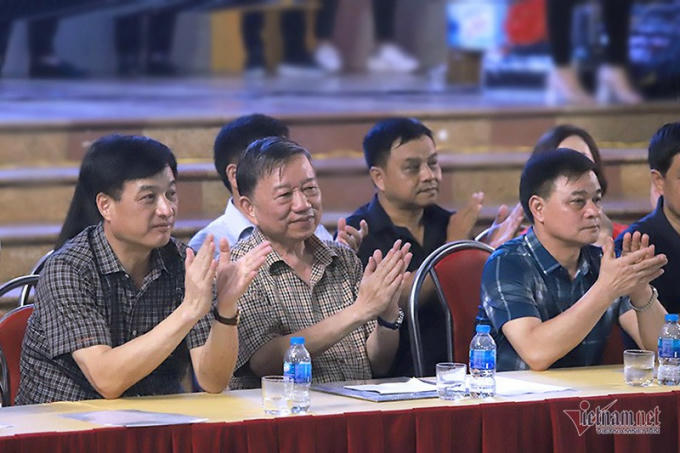 Lãnh đạo Bộ Công an có buổi tối thư thả cùng hàng nghìn người dân thưởng thức buổi tổng duyệt âm nhạc đặc biệt