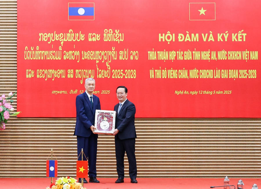 Bí thư Thành ủy, Chủ tịch HĐND, Trưởng đoàn Đại biểu Quốc hội Khu vực I, Thủ đô Viêng Chăn Ạ-nu-phạp Tu-na-lôm tặng quà lưu niệm ông Nguyễn Đức Trung Bí thư Tỉnh uỷ tỉnh Nghệ An.