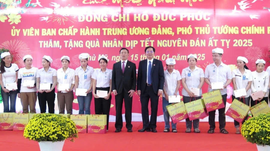 Phó Thủ tướng Hồ Đức Phớc tặng quà cho công nhân có hoàn cảnh khó khăn tại Nhà máy may Phù Mỹ. Ảnh: Hải Phong