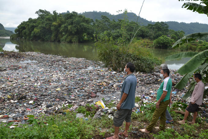 Nhiều năm nay, bãi rác tại xóm Kết Đoàn đã ảnh hưởng không nhỏ đến cuộc sống, sinh hoạt của người dân địa phương. (ảnh: Phàn Giào Họ).