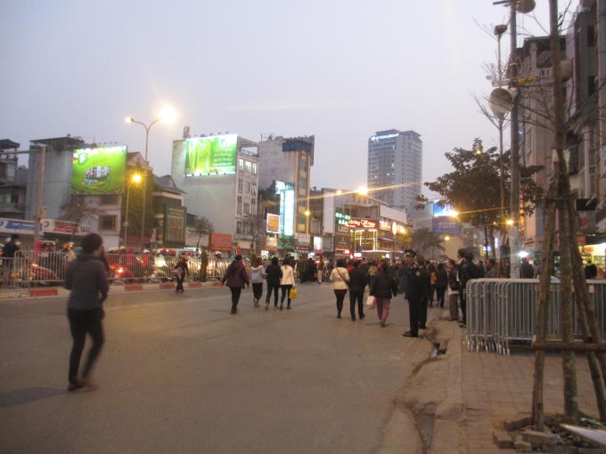 Dòng người tấp nập đổ về chùa Phúc Khánh (Đống Đa, Hà Nội) làm lễ dâng sao giải hạn đầu năm. (Ảnh: Thu Hường)