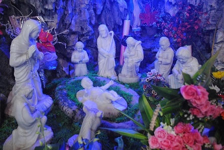 Hoạt cảnh Chúa Giê su ra đời bằng những bức tượng đá chạm khắc tinh xảo (Ảnh: Duy Ngợi).