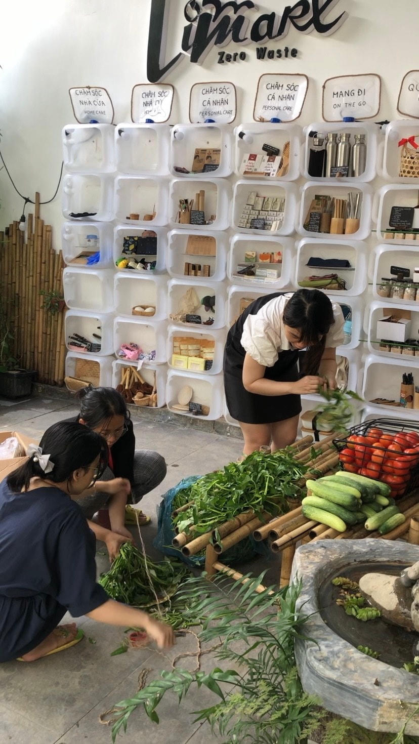 Nông sản luôn sẵn sàng tại Limart để đổi lấy rác thải nhựa do bà con mang tới.