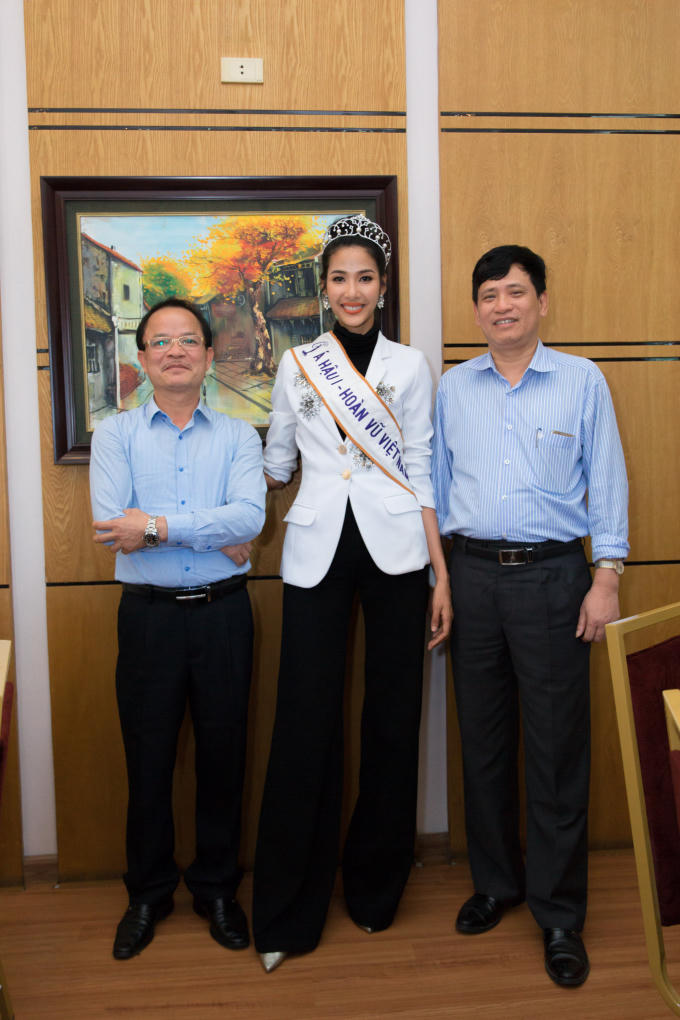Hoàng Thùy gặp gỡ chính quyền địa phương.
