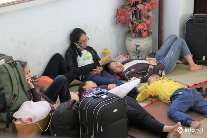 Ai cũng n&oacute;ng ruột mong được l&ecirc;n t&agrave;u trở về qu&ecirc; hương, n&ecirc;n họ đến từ rất sớm.&nbsp;V&igrave; chờ đợi qu&aacute; l&acirc;u, họ mệt mỏi v&agrave; ngủ thiếp đi tại sảnh chờ ga t&agrave;u.