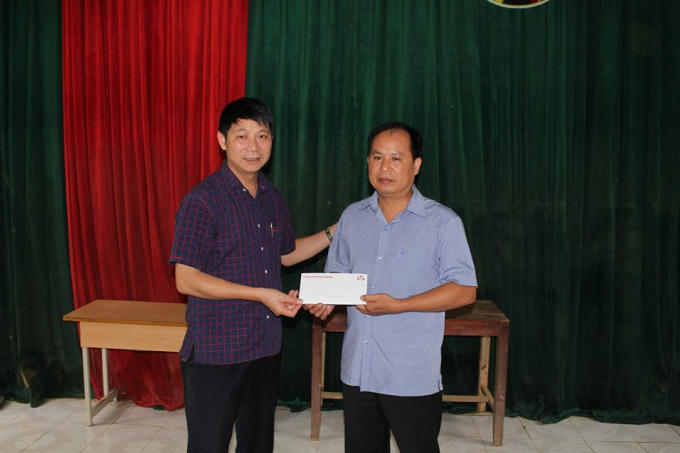 Chủ tịch CLB FC Báo chí Phú Thọ tại Hà Nội trao suất quà trị giá 10.000.000 đồng cho hiệu trưởng trường tiểu học Thục Luyện để khắc phục những khó khăn trước thềm năm học mới.