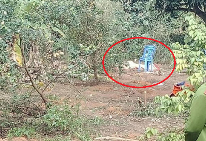 Hiện trường nơi phát hiện thu thể người đàn ông tử vong, bên cạnh có hàng chục kg pháo (khoanh đỏ nơi phát hiện thi thể nạn nhân).