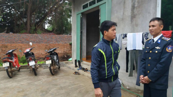 Anh Trịnh Đình Đồng - anh trai của anh Trịnh Đình Vàng vui khi thấy anh Tiến khỏe mạnh sau ca ghép tim.