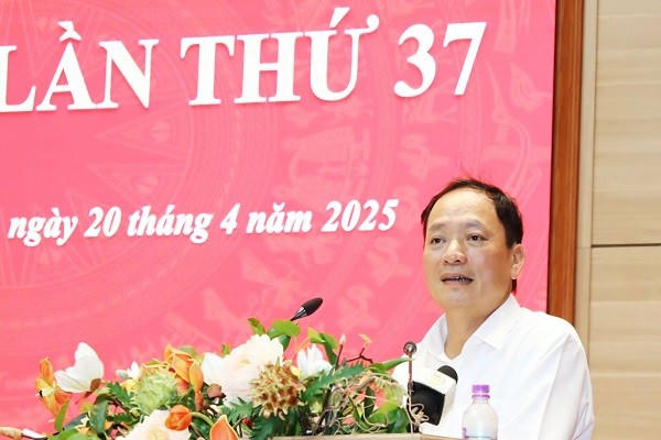Ông Trần Quốc Văn, Chủ tịch UBND tỉnh Hưng Yên, phát biểu tại hội nghị.