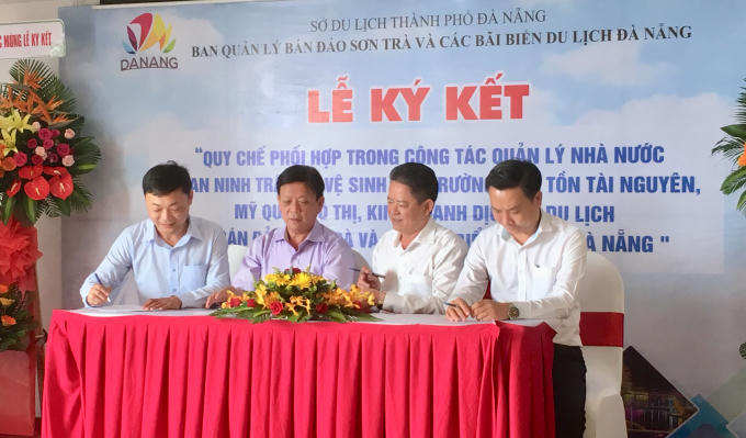 Tr ưởng ban quản lý Bán đảo Sơn Trà và các bãi biển du lịch TP Đà Nẵng Nguyễn Đức Vũ (trái) ký kết lãnh đạo các quận trong quy chế phối hợp.