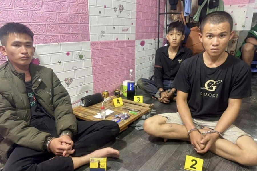 Ba đối tượng gồm Tr, K và P bị Công an xã Bảo Lâm 2 (tỉnh Lâm Đồng) bắt quả tang đang tổ chức sử dụng ma túy. Ảnh: K.P