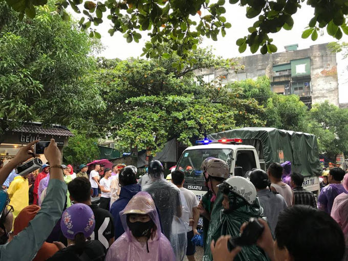 Lực lượng công an được huy động để đảm bảo trật tự xung quanh khu vực vây bắt.