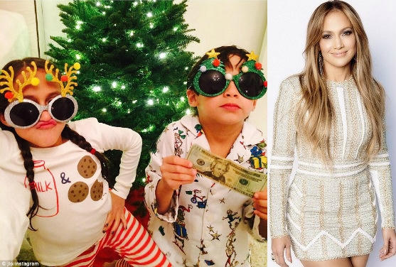 Jennifer Lopez khoe ảnh giáng sinh cùng hai cục cưng sinh đôi.
