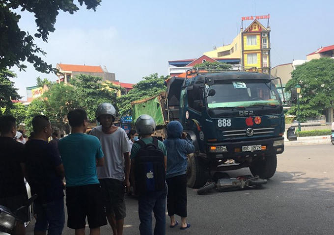 Chiếc xe tải gây tai nạn tại hiện trường.