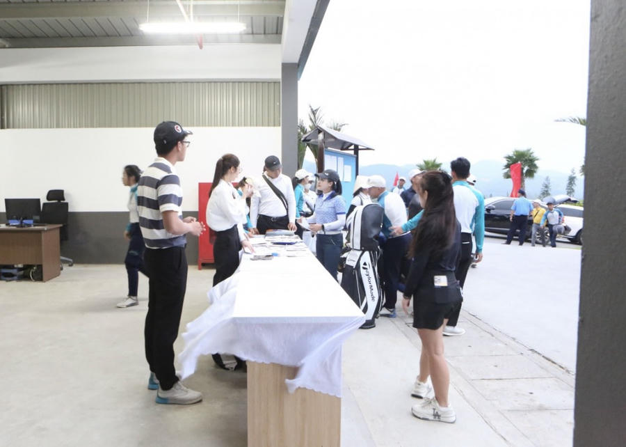 Các vận động viên làm thủ tục chuẩn bị thi đấu.