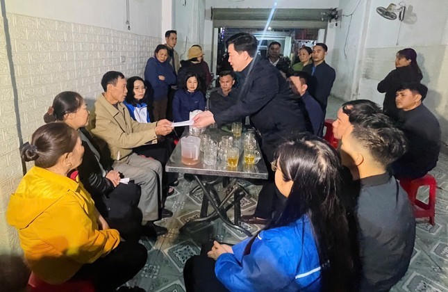 Lãnh đạo huyện Anh Sơn thăm hỏi gia đình các nạn nhân.