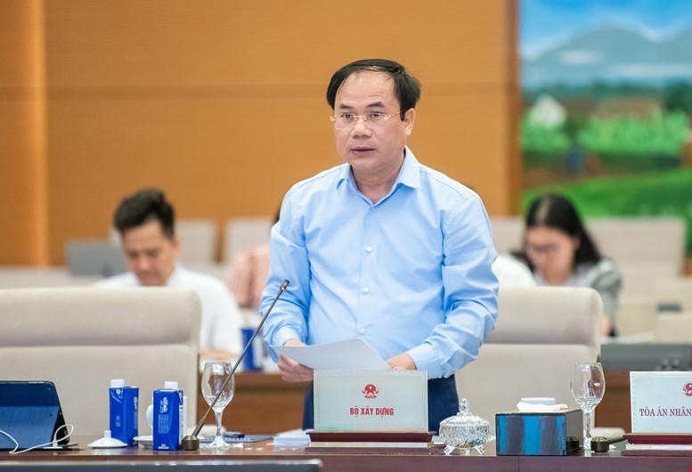 Thứ trưởng Bộ Xây dựng Nguyễn Văn Sinh trình bày tóm tắt dự thảo nghị quyết. Ảnh: VGP