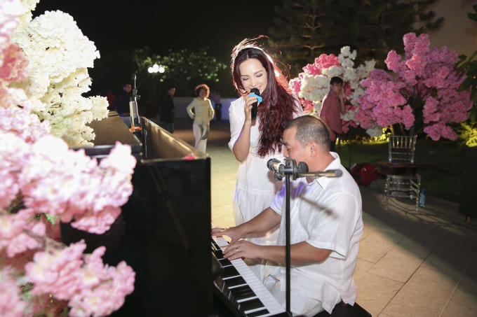 MC Thúy Hạnh cũng góp vui với vài bài hát ngẫu nhiên dưới sự đệm đàn của "ông xã" Minh Khang (Ảnh: Khoa Nguyễn D.K)